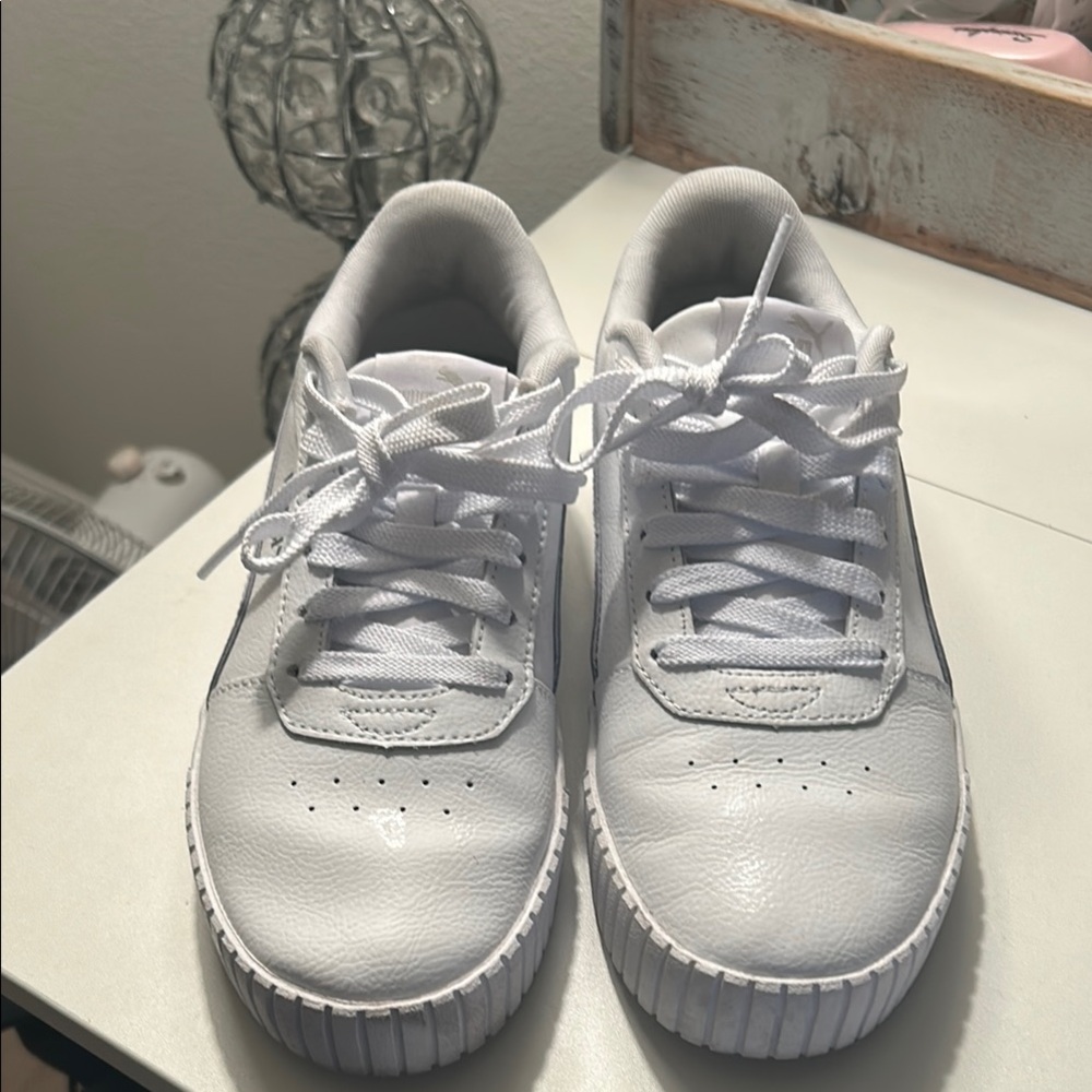 Puma White Sneakers Sleek Low-Top Design